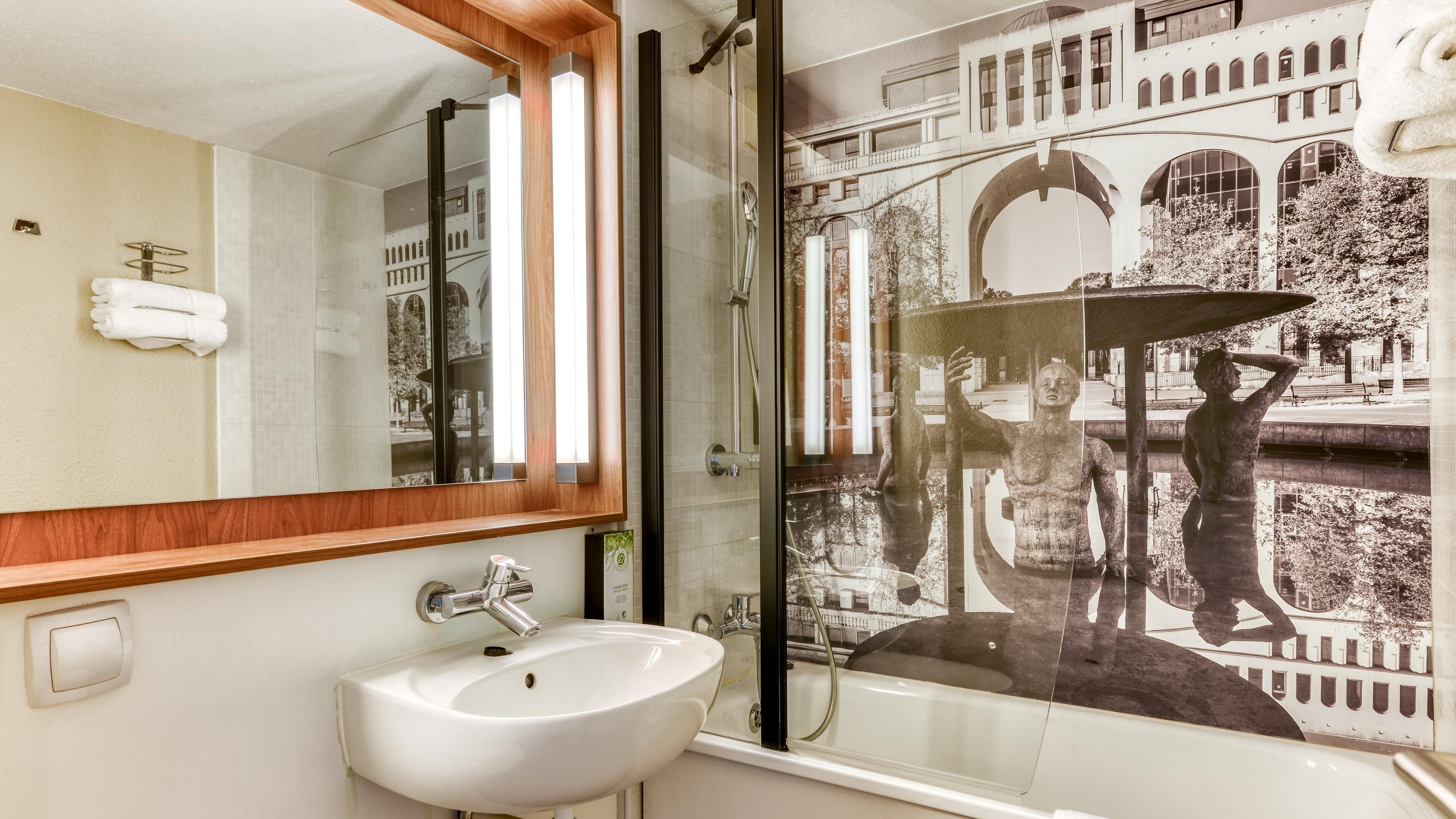Een bad, milieuvriendelijke toiletartikelen, een haardroger, handdoeken