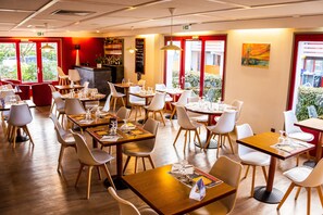 Lunch and dinner served, Regional cuisine - Hotel Initial by Balladins La Roche-sur-Yon (La Roche-sur-Yon)