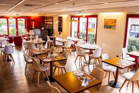 Se sirven almuerzos, cenas y cocina regional . Hotel Initial by Balladins La Roche-sur-Yon