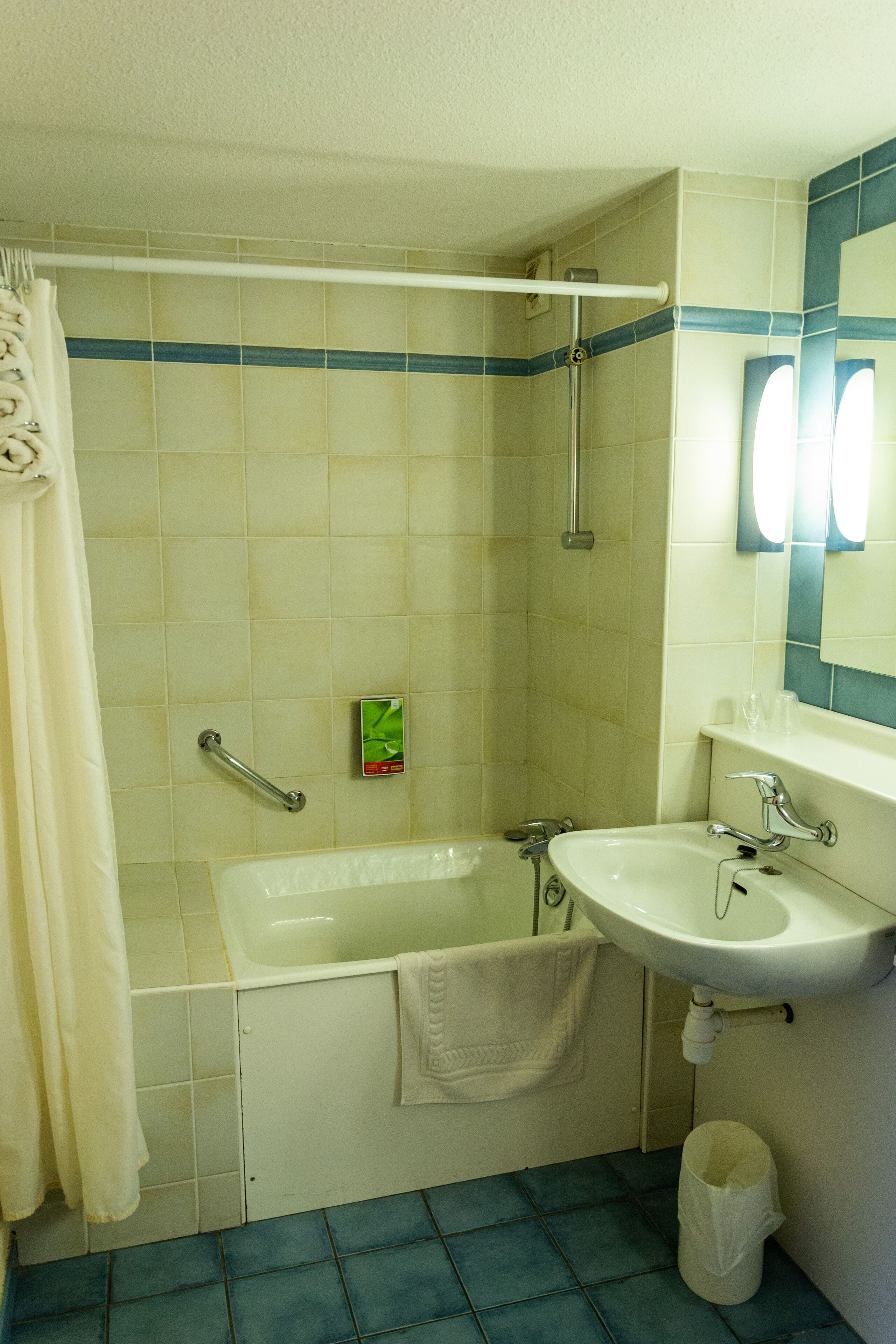 Une salle de bain équipée d’une baignoire, d’un lavabo, d’une douche et de toilettes.