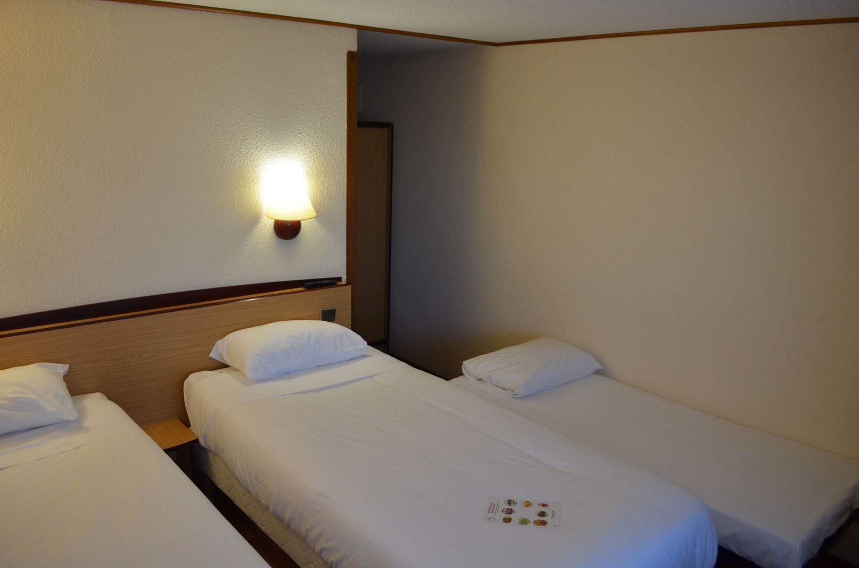 Peralatan tempat tidur premium, meja, kalis bunyi, Wi-fi percuma 