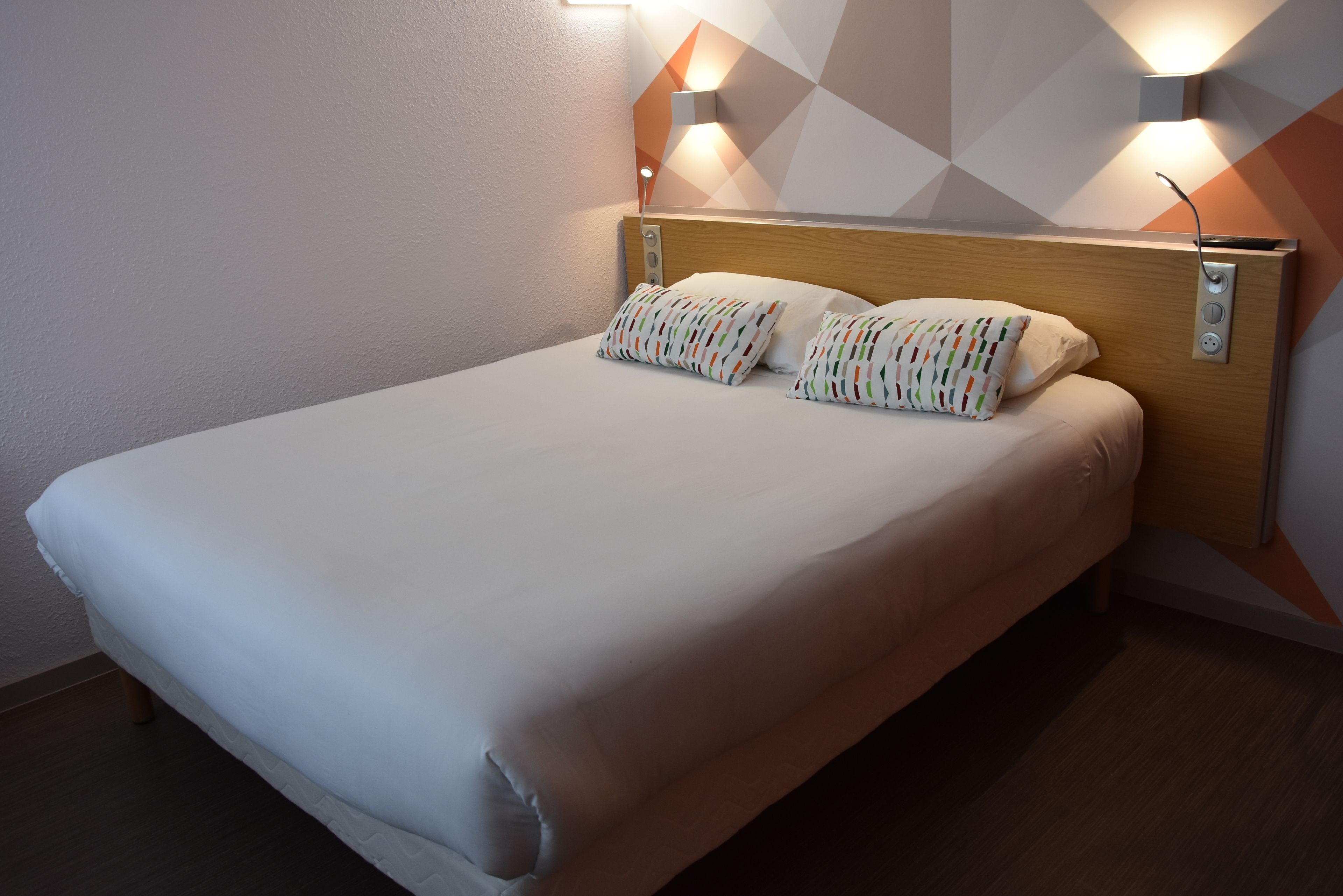 Peralatan tempat tidur premium, meja, kalis bunyi, Wi-fi percuma 