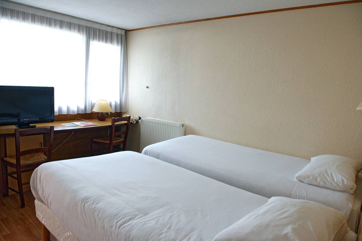 Premium bedding, desk, soundproofing, free WiFi