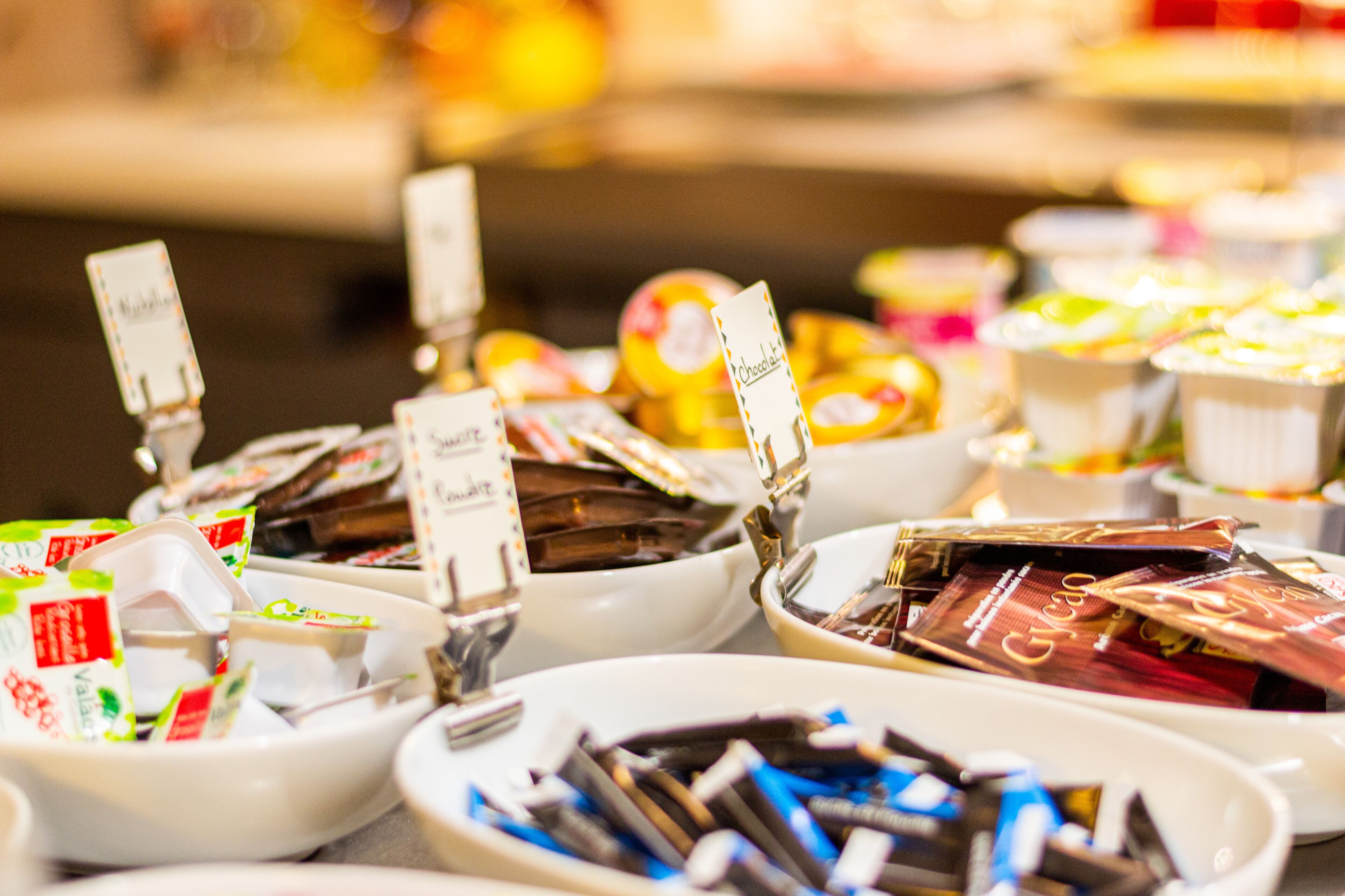 Un buffet proposant une variété de plats et des récipients étiquetés.