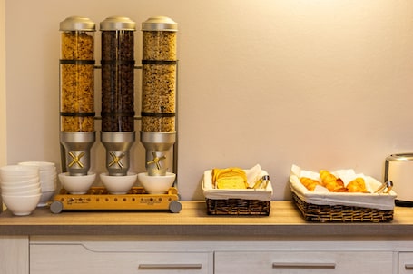 Desayuno buffet diario (EUR 8.50 por persona)