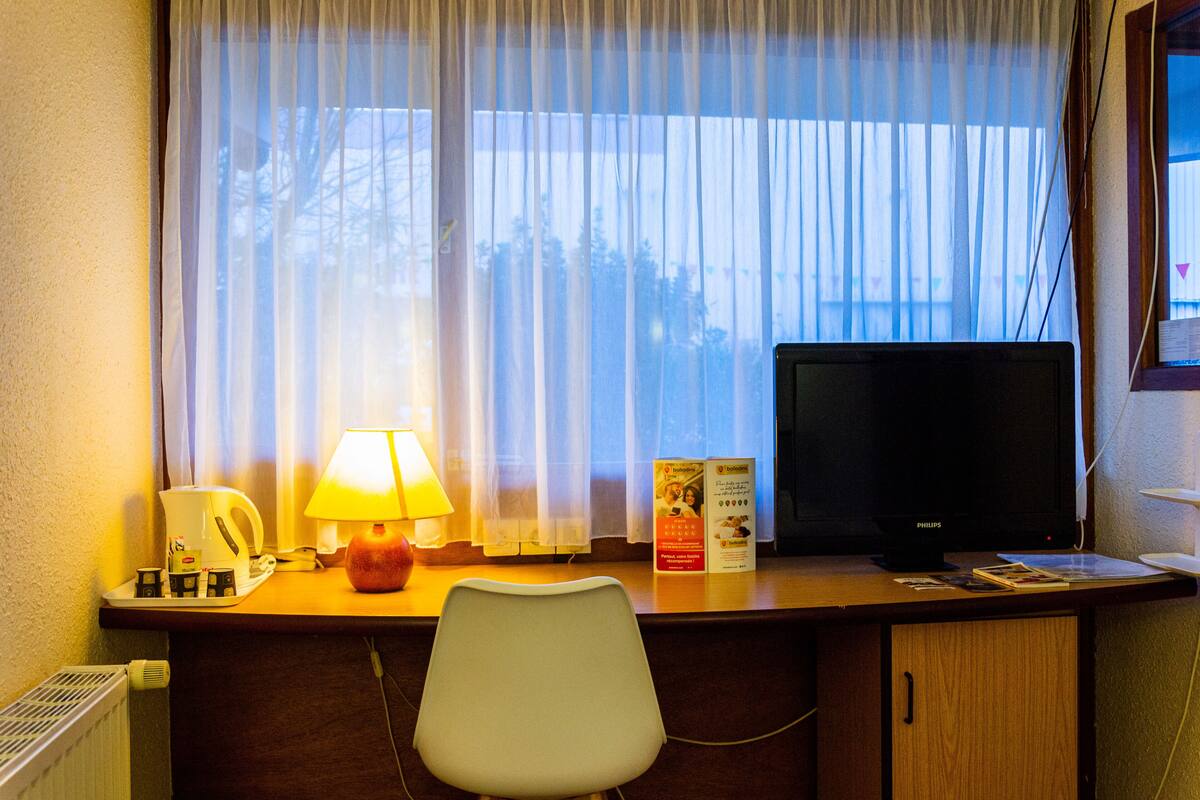 Twin Room | Premium bedding, desk, soundproofing, WiFi (free)
