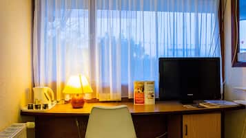 双床房 | 高档床上用品、办公桌、隔音、免费 WiFi