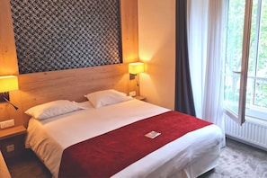 Chambre Standard, 1 lit double | Coffres-forts dans les chambres, bureau, rideaux occultants