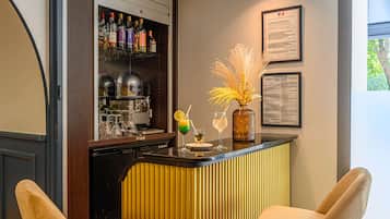 Bar (trong khuôn viên)