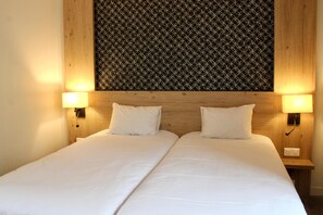 ตู้นิรภัยในห้องพัก, โต๊ะทำงาน, ผ้าม่านกันแสง, ห้องเก็บเสียง