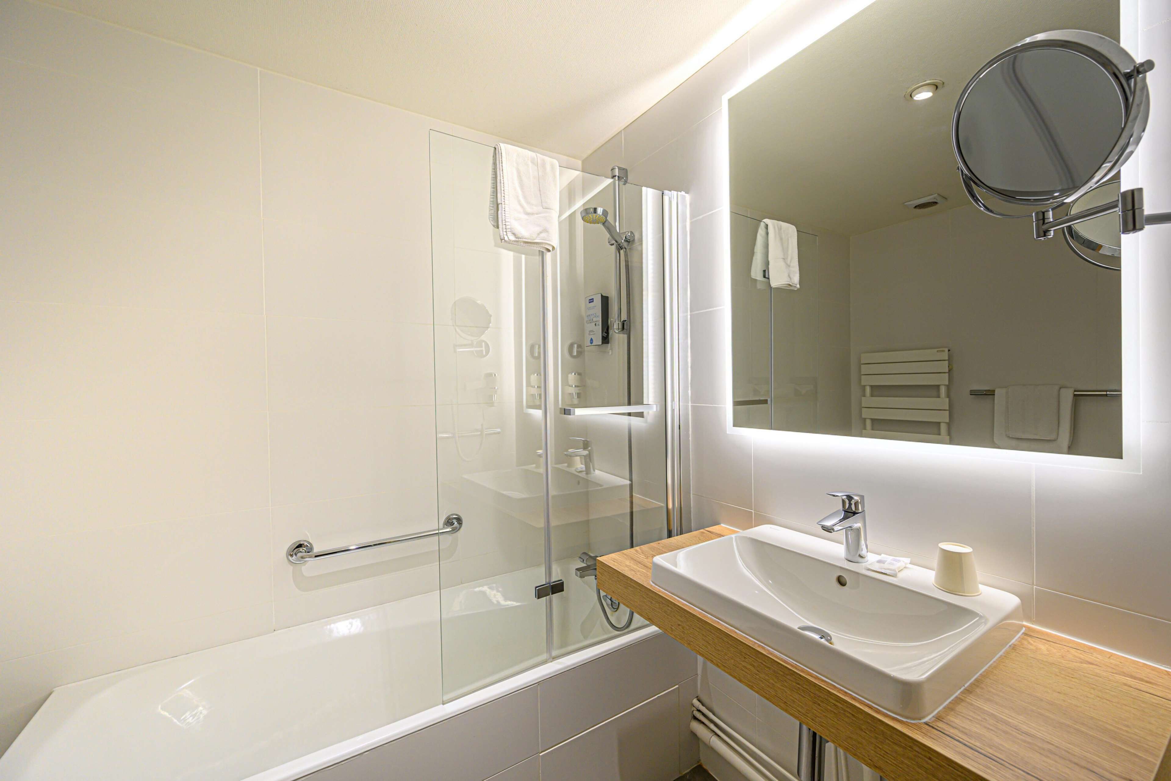 Produtos de toalete biodegradáveis, secador de cabelo, toalhas de banho 