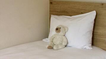 Peti besi dalam bilik, meja, langsir/tirai gelap terus, kalis bunyi