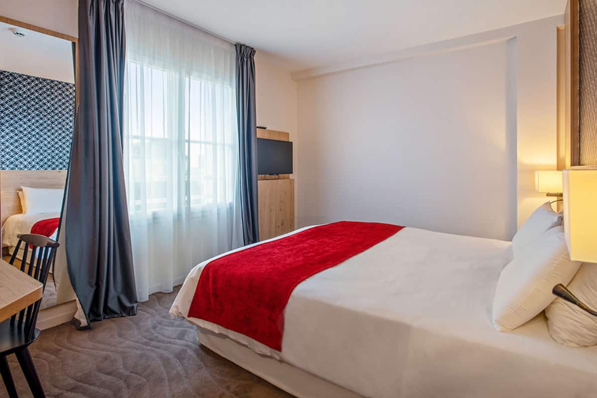 Superior Room, 1 Double Bed | In-room safe, desk, blackout drapes, soundproofing