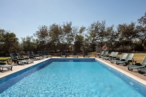 Una piscina al aire libre de temporada