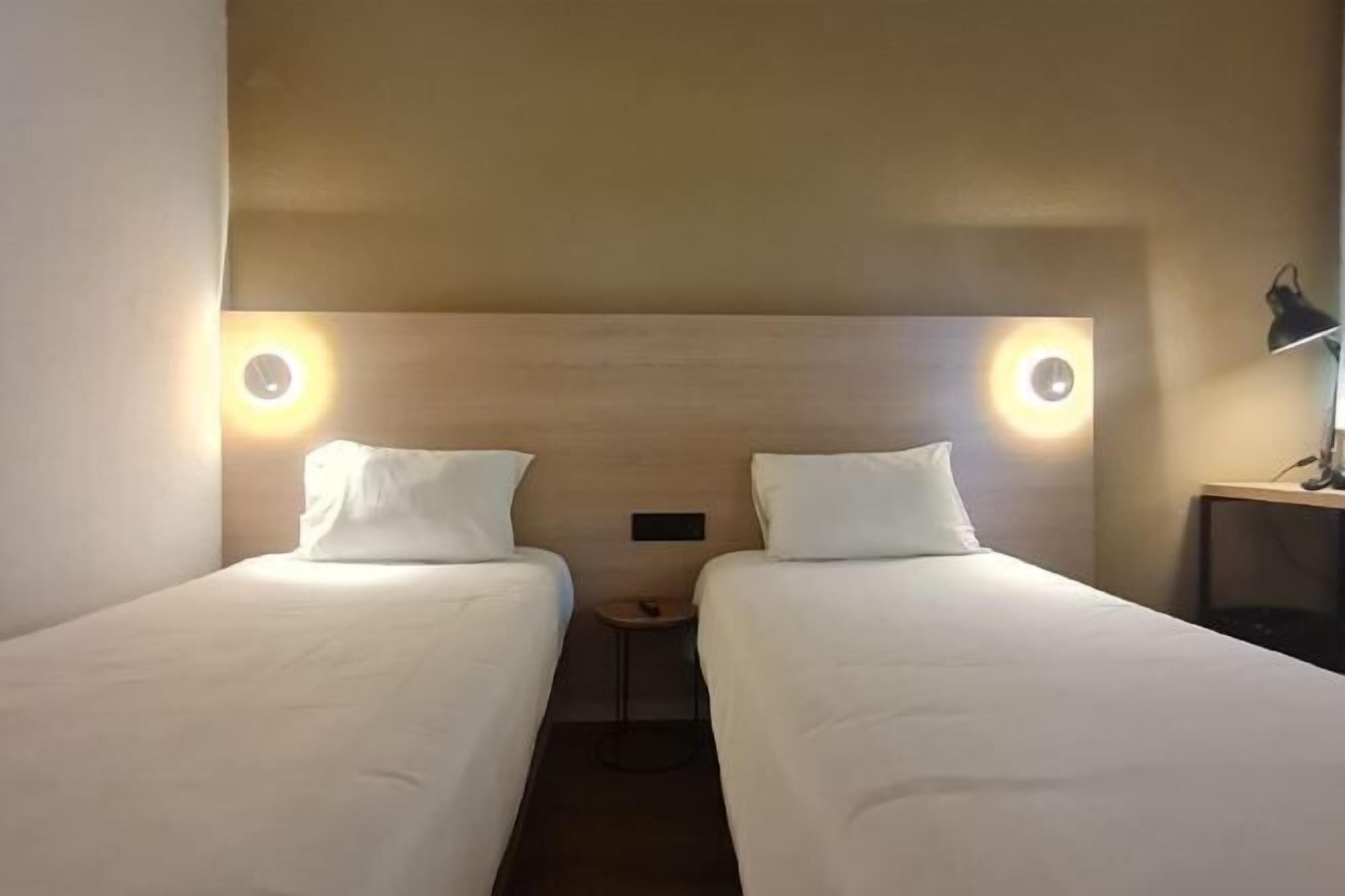 Cofres nos quartos, escrivaninha, cortinas blackout