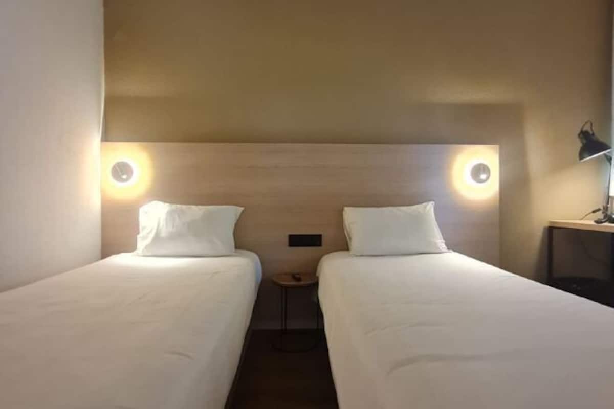 Cofres nos quartos, escrivaninha, cortinas blackout