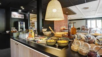 Petit déjeuner buffet servi tous les jours en supplément