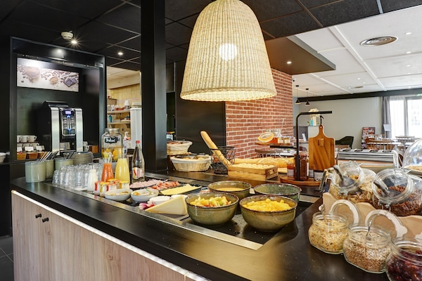 Daily buffet breakfast for a fee