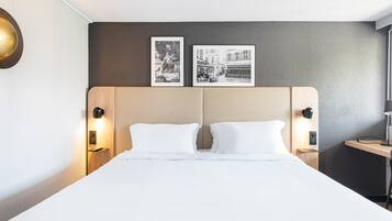 Literie de qualité supérieure, bureau, rideaux occultants