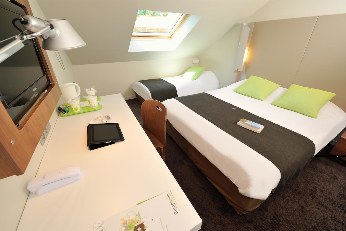 Premium bedding, desk, blackout drapes, soundproofing