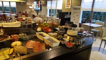 Desayuno buffet diario (EUR 13.9 por persona)