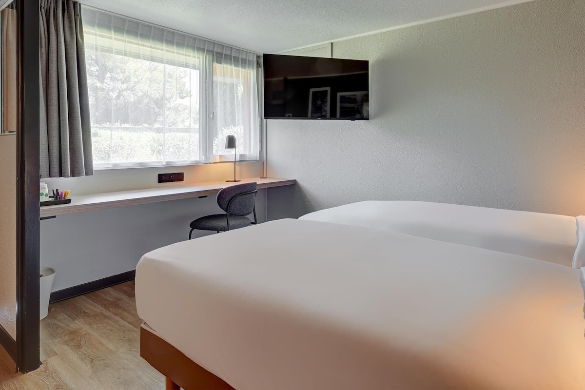 Standard Room, 2 Twin Beds | Premium bedding, desk, blackout drapes, soundproofing