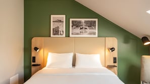 Hochwertige Bettwaren, Schreibtisch, Verdunkelungsvorhänge