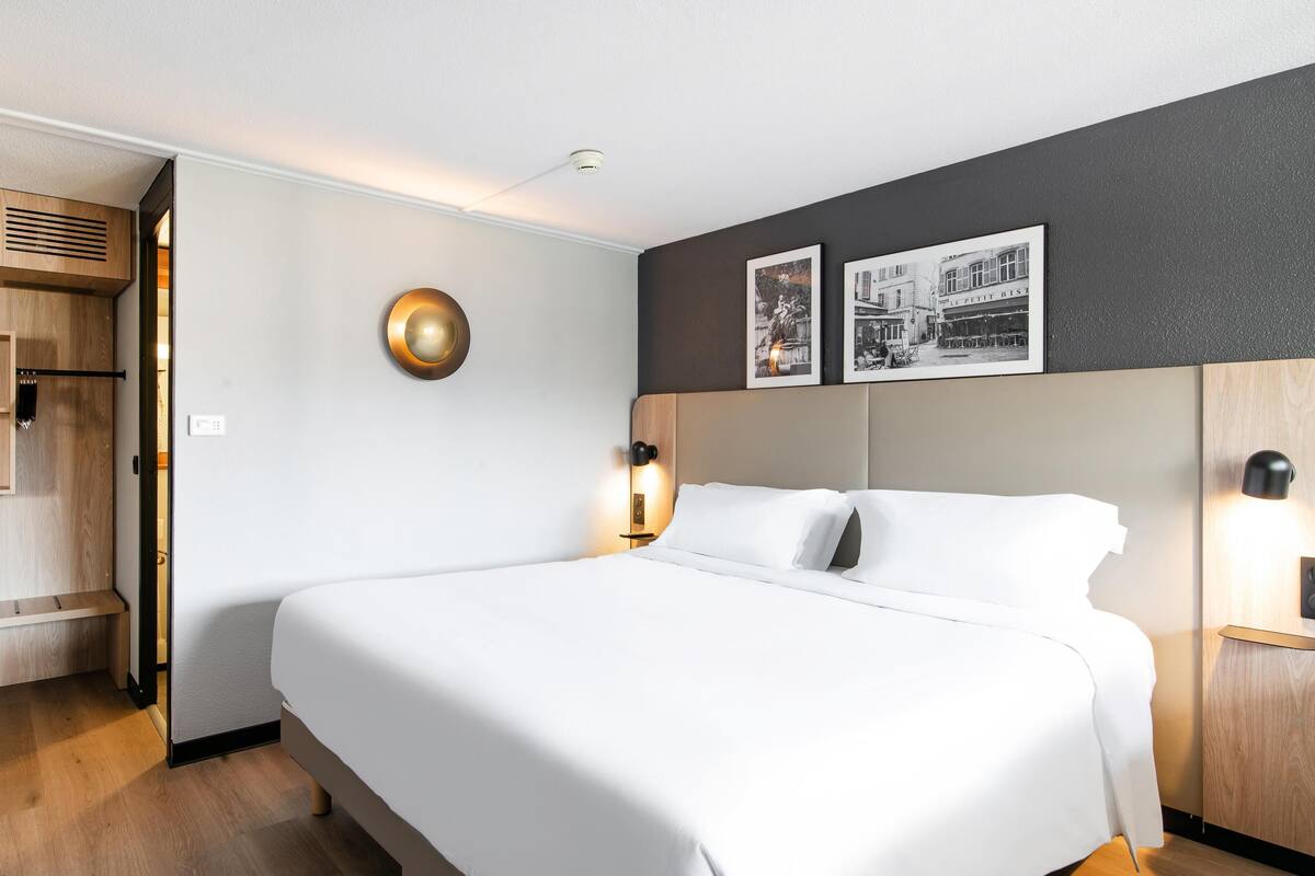 Camera Superior, 1 letto king | Biancheria da letto di alta qualità, una scrivania, tende oscuranti