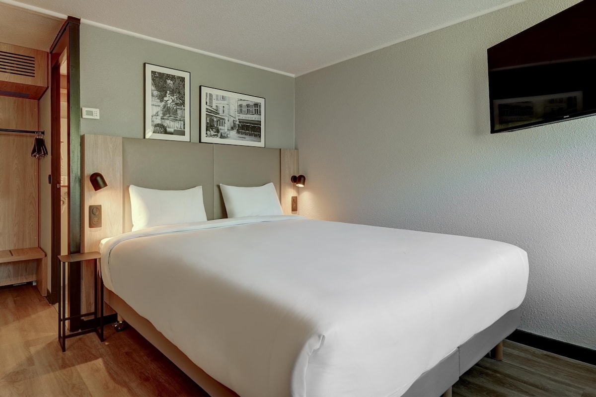 Premium bedding, desk, blackout drapes, soundproofing