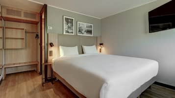 Premium bedding, desk, blackout drapes, soundproofing