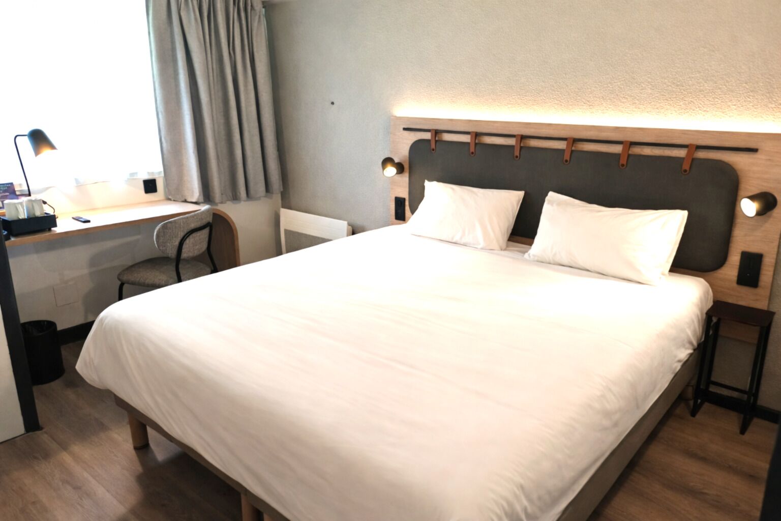 Ropa de cama de alta calidad, cubrecamas y escritorio 