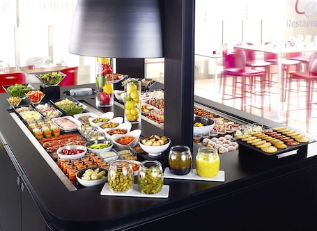 Café da manhã com buffet todos os dias (EUR 13.9 por pessoa) . Campanile Lille Sud Douai Cuincy