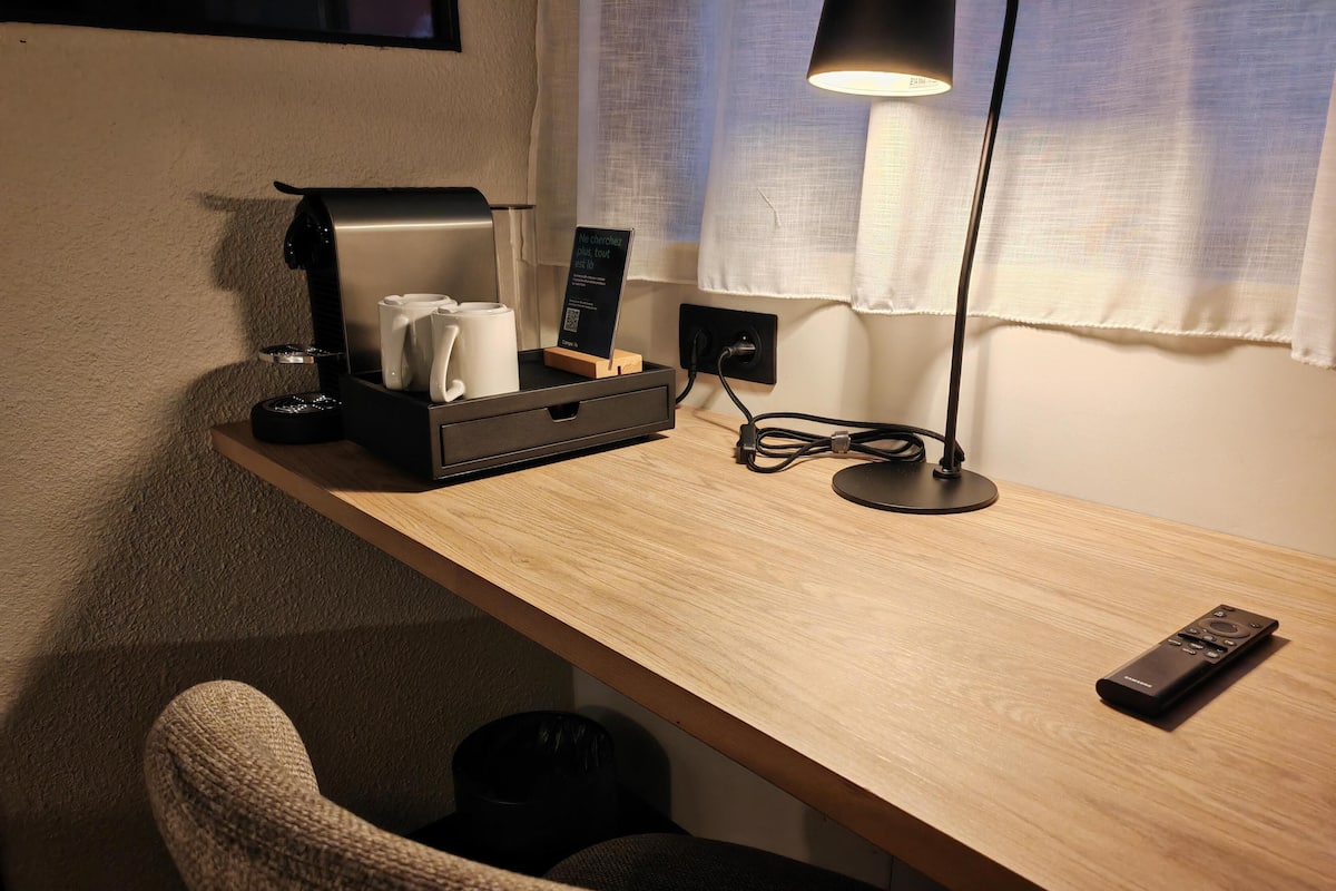 Standard-huone, 2 yhden hengen sänkyä | Ylelliset vuodevaatteet, untuvapeitot, työpöytä, pimennysverhot