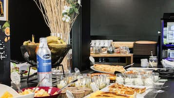 Der serveres morgenmad, frokost, aftensmad og franske retter