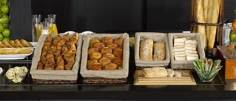 Colazione a buffet, servita tutte le mattine (13.9 EUR a persona)