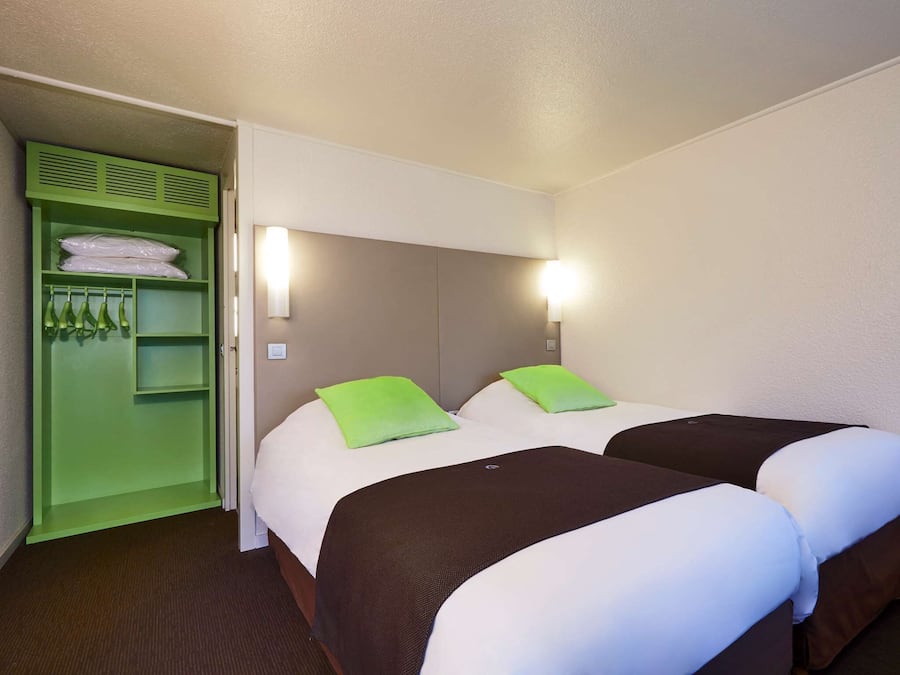 Quarto standard, 2 camas de solteiro | Escrivaninha, ferros/tábuas de passar roupa, Wi-Fi de cortesia