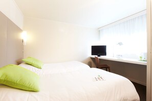 Quarto standard, 2 camas de solteiro | Individualmente decorados, individualmente mobiliados, escrivaninha