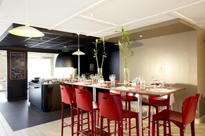 朝食、ランチ、ディナーに営業 (フランス料理)
