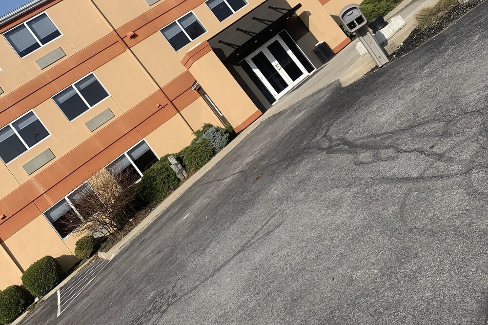 Commodore Perry Inn and Suites
