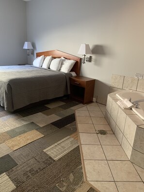 In-room safe, iron/ironing board, free WiFi, bed sheets - Commodore Perry Inn and Suites (Port Clinton)