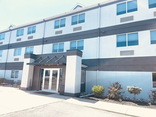 Commodore Perry Inn and Suites
