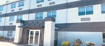 Commodore Perry Inn and Suites