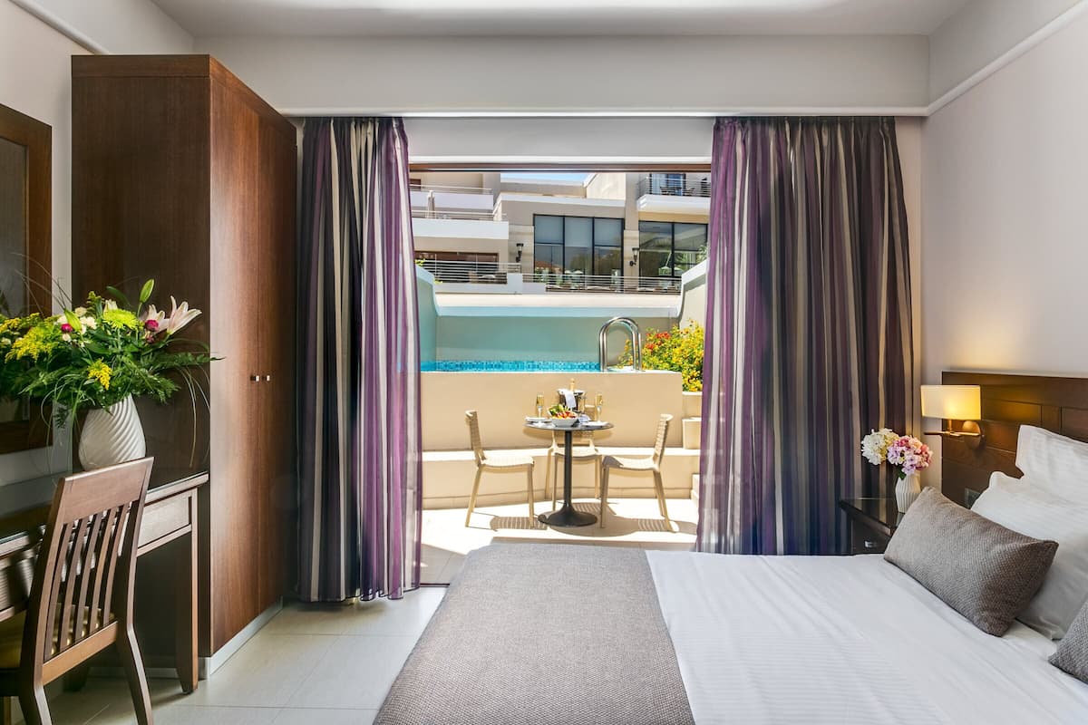 junior suite with private pool | minibar, in-room safe, desk, blackout curtains