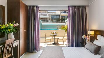 Minibar, caja de seguridad en la habitación y escritorio