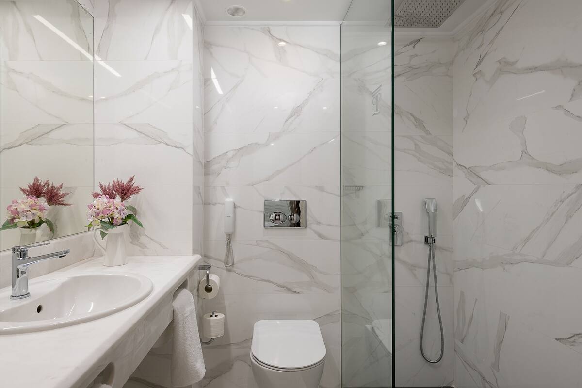 combined shower/bathtub, free toiletries, hair dryer, slippers