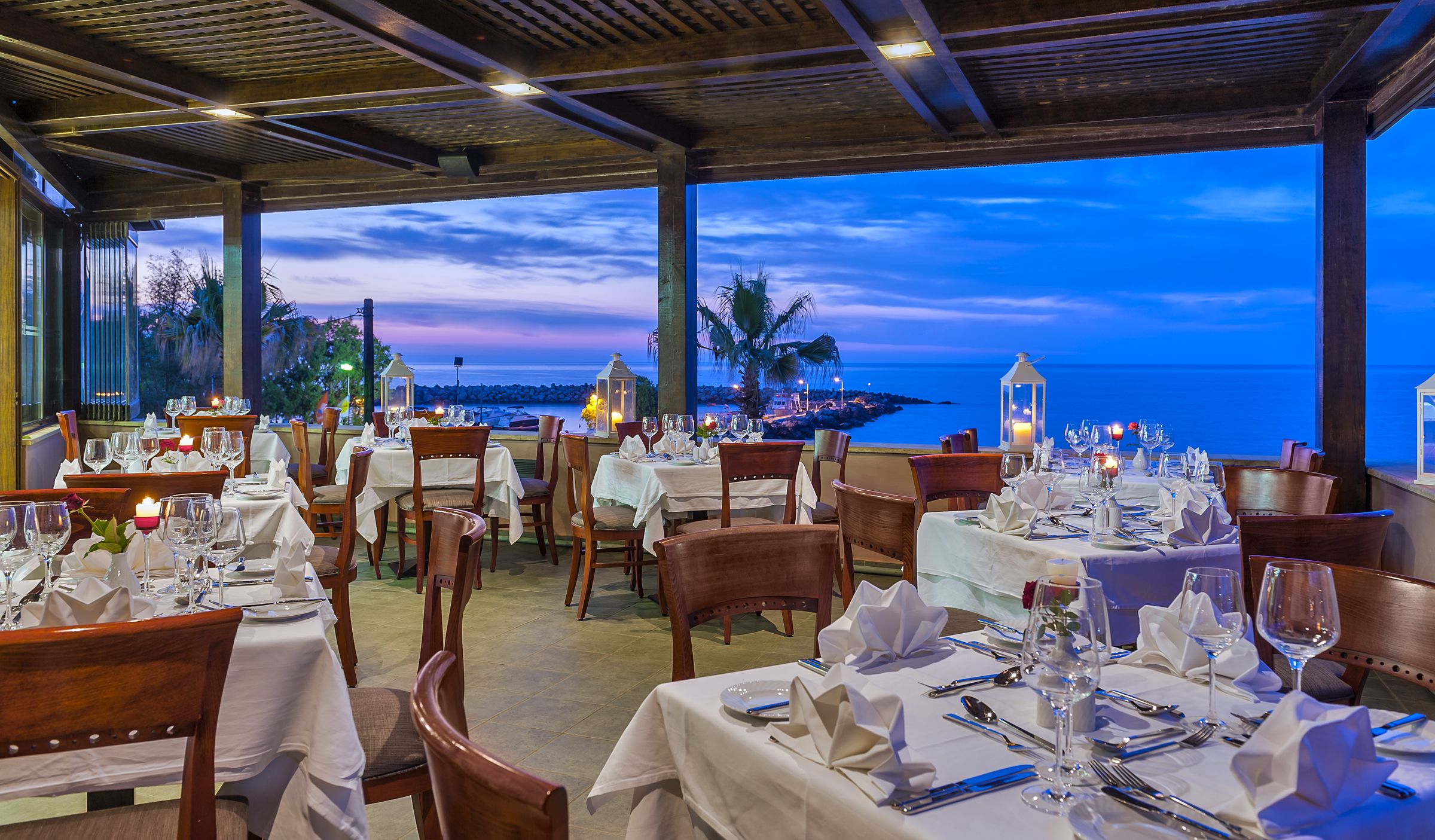 3 restaurants, lunch served