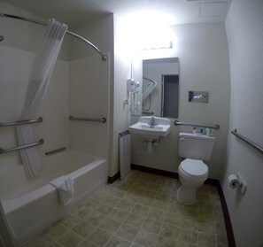 Chambre Standard, 1 trÚs grand lit, fumeur | Salle de bain | Articles de toilette (gratuits), séchoir à cheveux, serviettes fournies