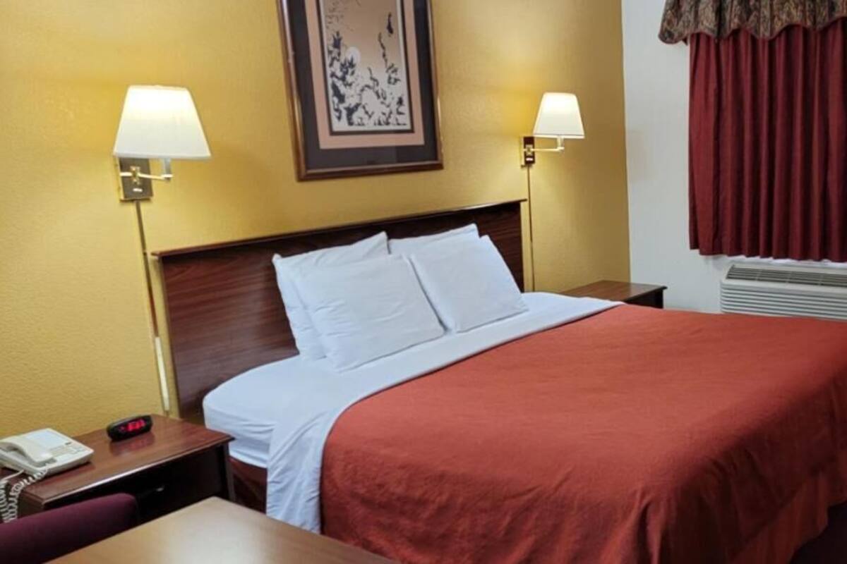 Iron/ironing board, WiFi (free), bed sheets