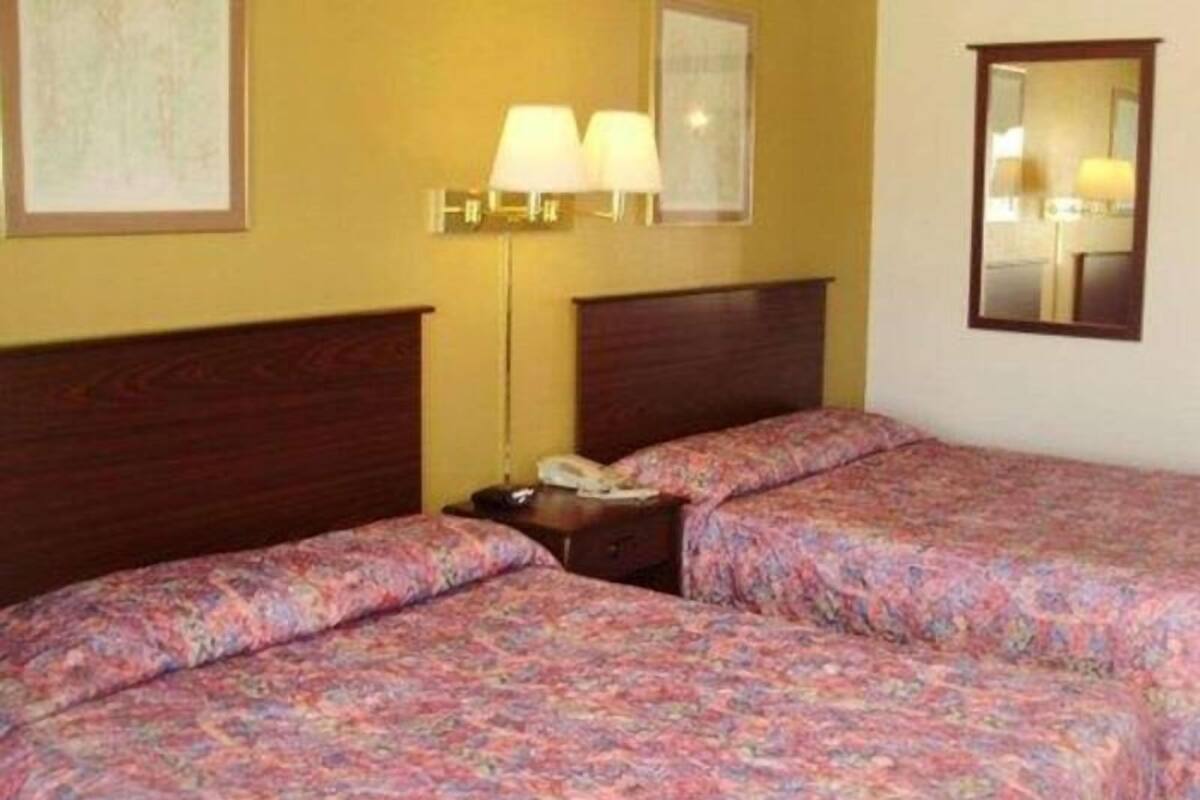 Iron/ironing board, WiFi (free), bed sheets