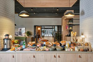 Daily buffet breakfast for a fee - Campanile PRIME - Paris Porte d'Italie (Le Kremlin-Bicetre)